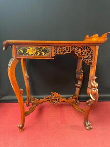 Gabriel Vardot pour Perret & Vibert, table d’appoint en bois sculpté en clair-voie aux motifs d’éléphants et coq, tiroir en ceinture, éléments decoratifs en nacre chutes de bronze