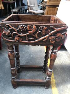 Jardinière en noyer à decor de cep de vignes , 18 eme, 80x40x29cm bel état de conservation 