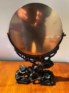 Miroir japonais Edo en bronze sur piétement en bois noirci orné de fleurs de lotus, 19 eme s., 42x26cm