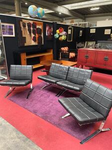 Olivier Mourgue pour Airborne, banquette et 2 chauffeuses en cuir et métal chromé, ca 1960, très bon état de conservation 