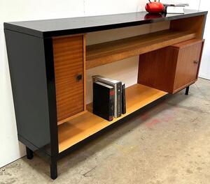 Sideboard vintage bookcase avec deux rangements fermés et plateau central , modèle unique de commande, piétement métal noir, ca 1960, dim: 190x42x95cm chez Cie Recamier.