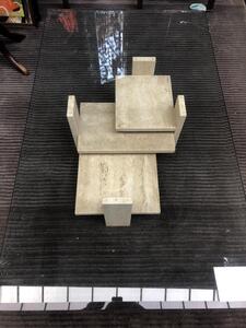 Table basse brutaliste avec socle en travertin de Willy Ballez ca 1970, dim: 152x91x36cm verre bizauté